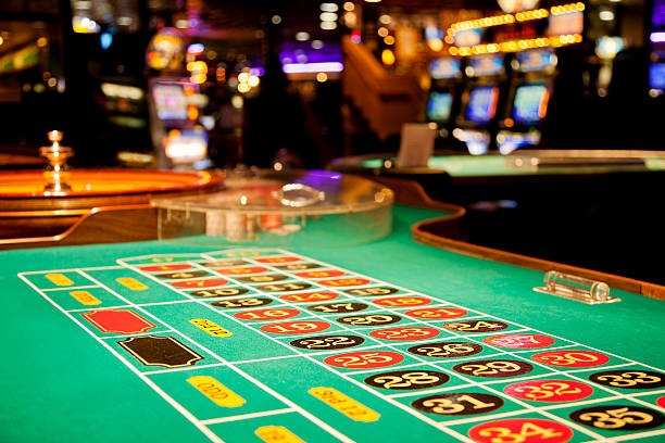 slotapk European Roulette live table with dealer and spinning wheel
